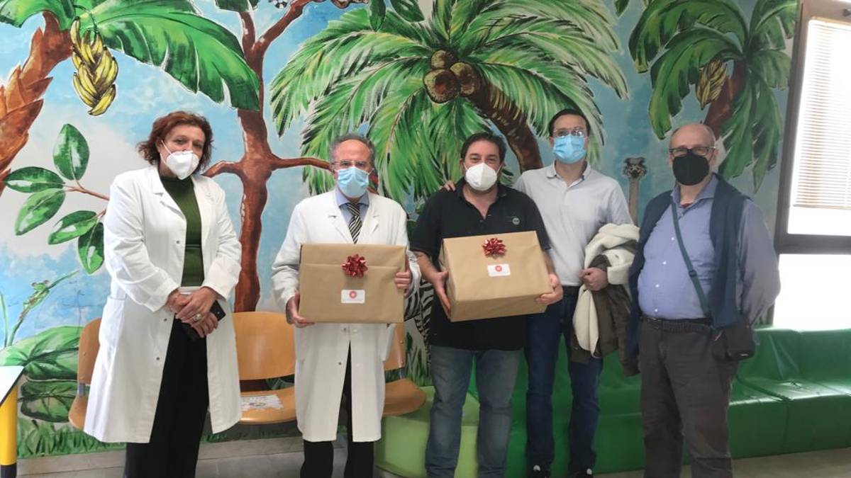 Ravenna, la Confraternita del cappelletto dona libri a Pediatria
