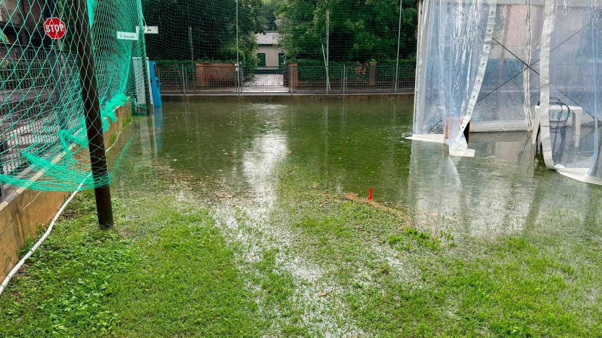 L’area della festa ieri pomeriggio era zuppa d’acqua