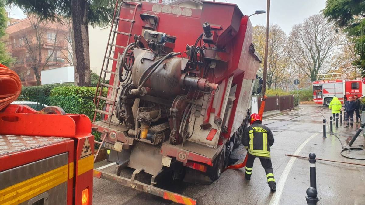 Rimini, camion in una voragine e fuga di gas, intervengono i vigili del fuoco - Gallery