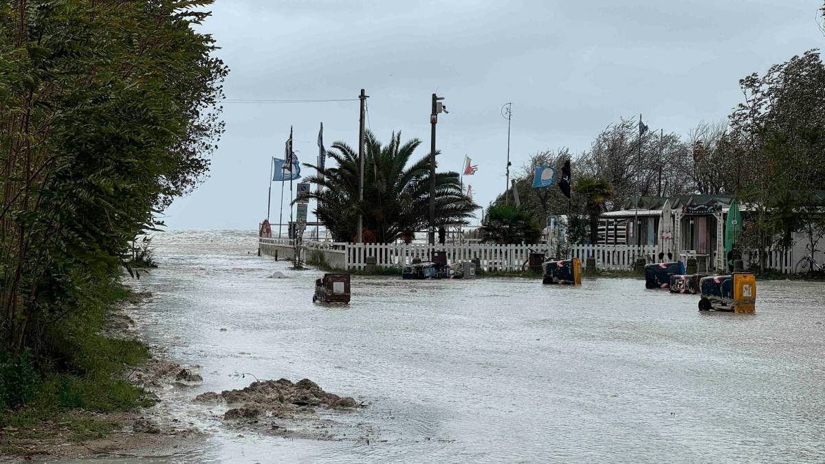 Cesenatico, cassonetti ribaltati dal vento (foto Gianmaria Zanotti)