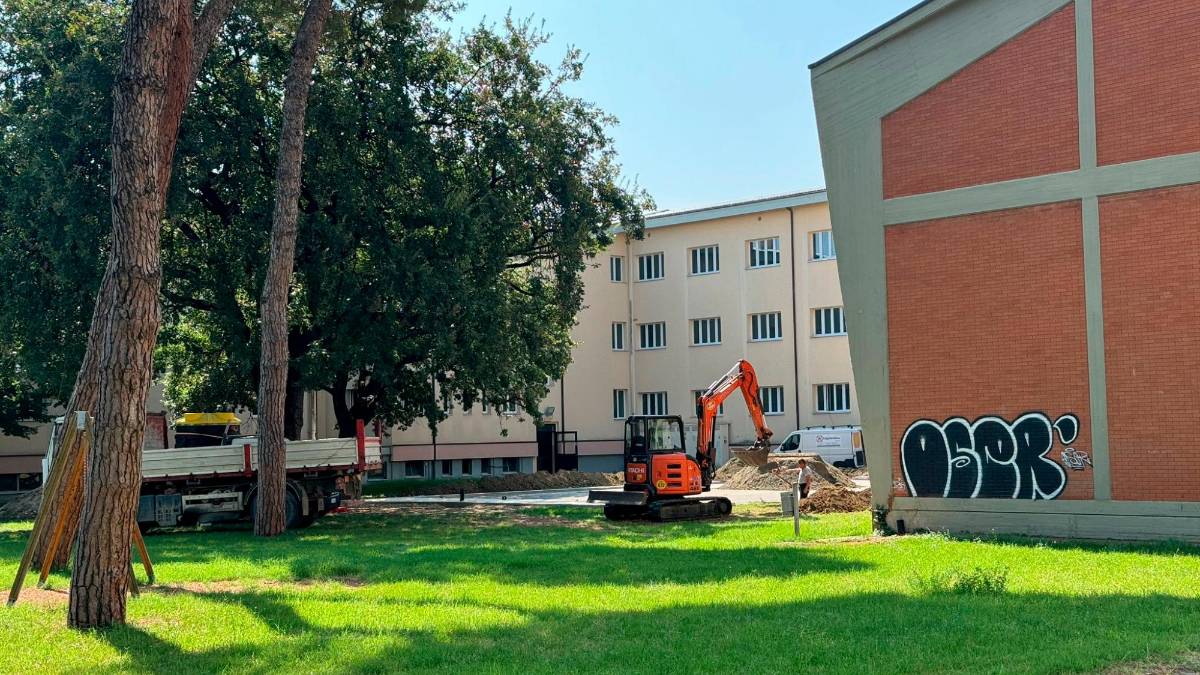 Il cantiere nel campo da basket della Plauto