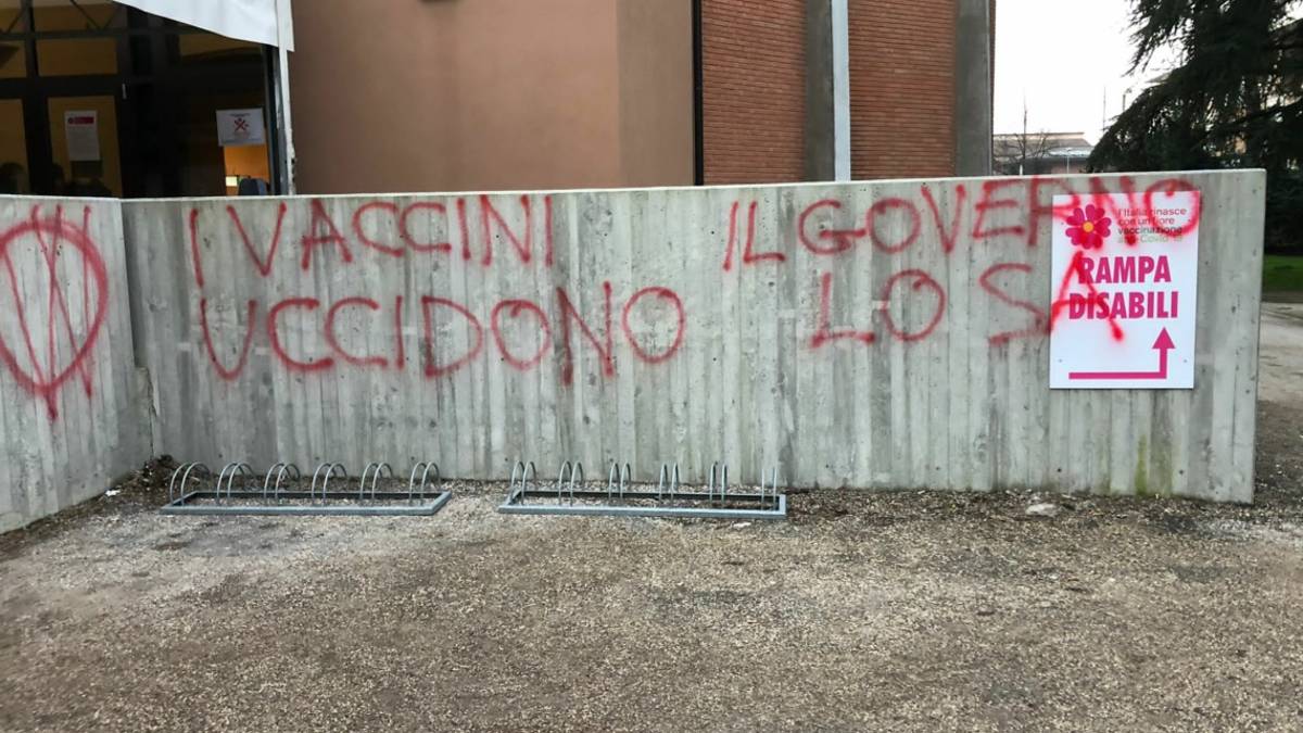 Imola, altre scritte no vax questa volta al centro vaccini