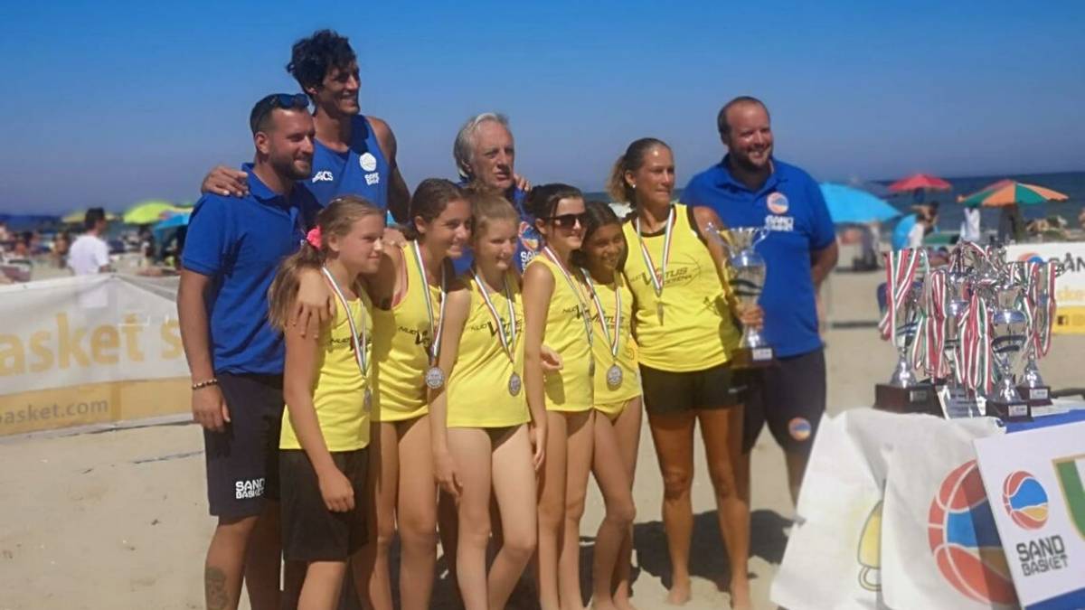 Basket, la Nuova Virtus Cesena a canestro in spiaggia