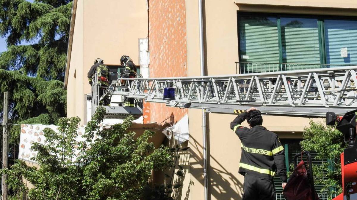 Il forte vento stacca parte del “cappotto” della scuola Cappuccini