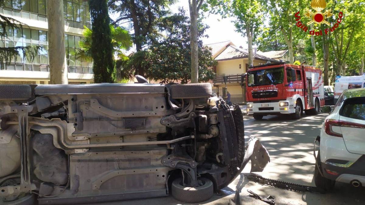 Forlì, incidente: si ribalta con l'auto in Viale 2 Giugno