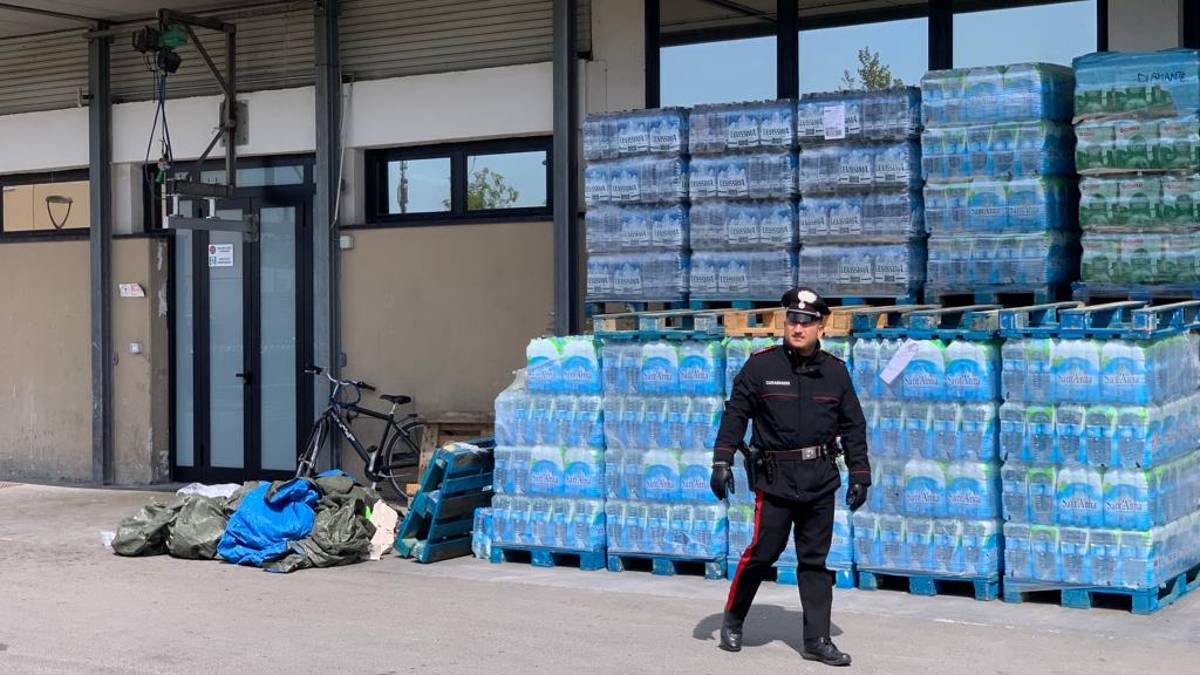 Tragedia a Cattolica. Muore schiacciato dai bancali del supermercato