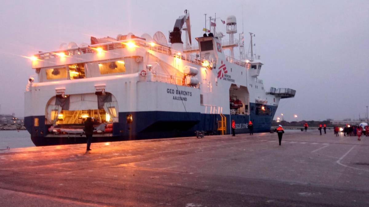 Ravenna, sbarcata la nave dei migranti Geo Barents con 134 persone a bordo: due sono al Pronto Soccorso VIDEO GALLERY