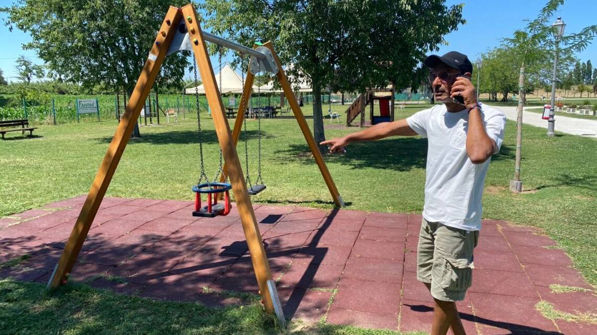 A Gambettola vandali distruggono i giochi per i bambini
