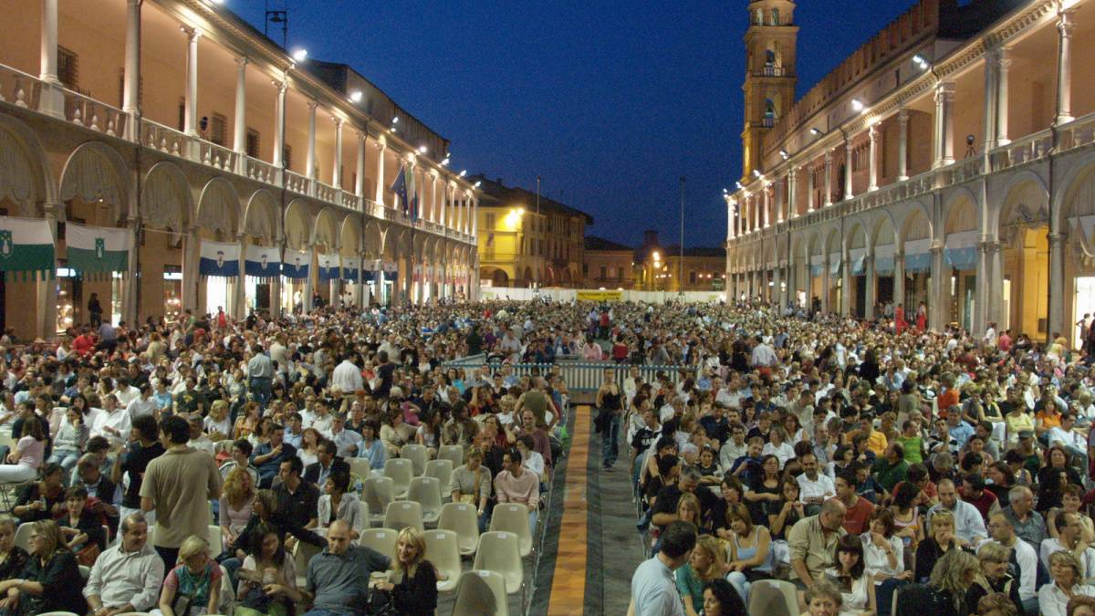 Faenza, in arrivo nuove tende per i portici di piazza del Popolo