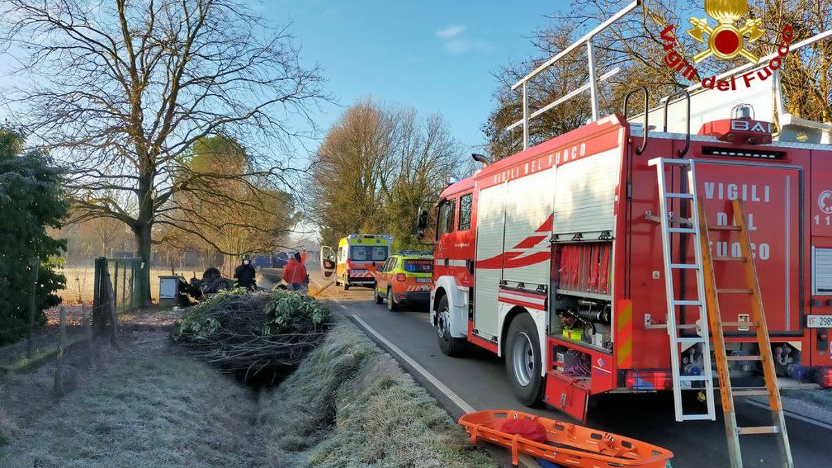 Forlì, auto si ribalta nel fosso in via San Lazzaro