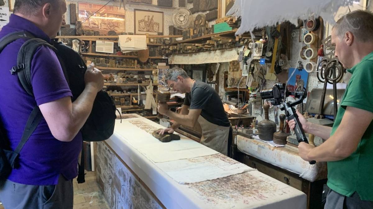 Santarcangelo, una troupe televisiva tedesca all'antica stamperia Marchi