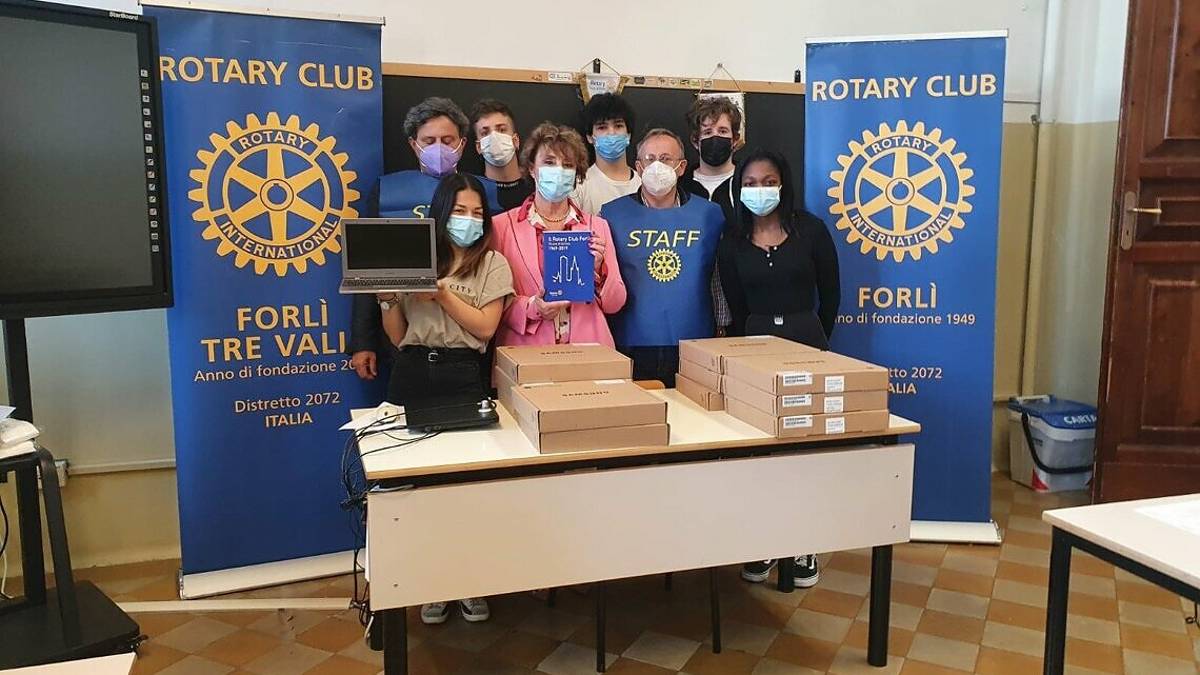 Pc di ultima generazione donati da Rotary e Forlì Tre Valli alla Artusi di Forlimpopoli