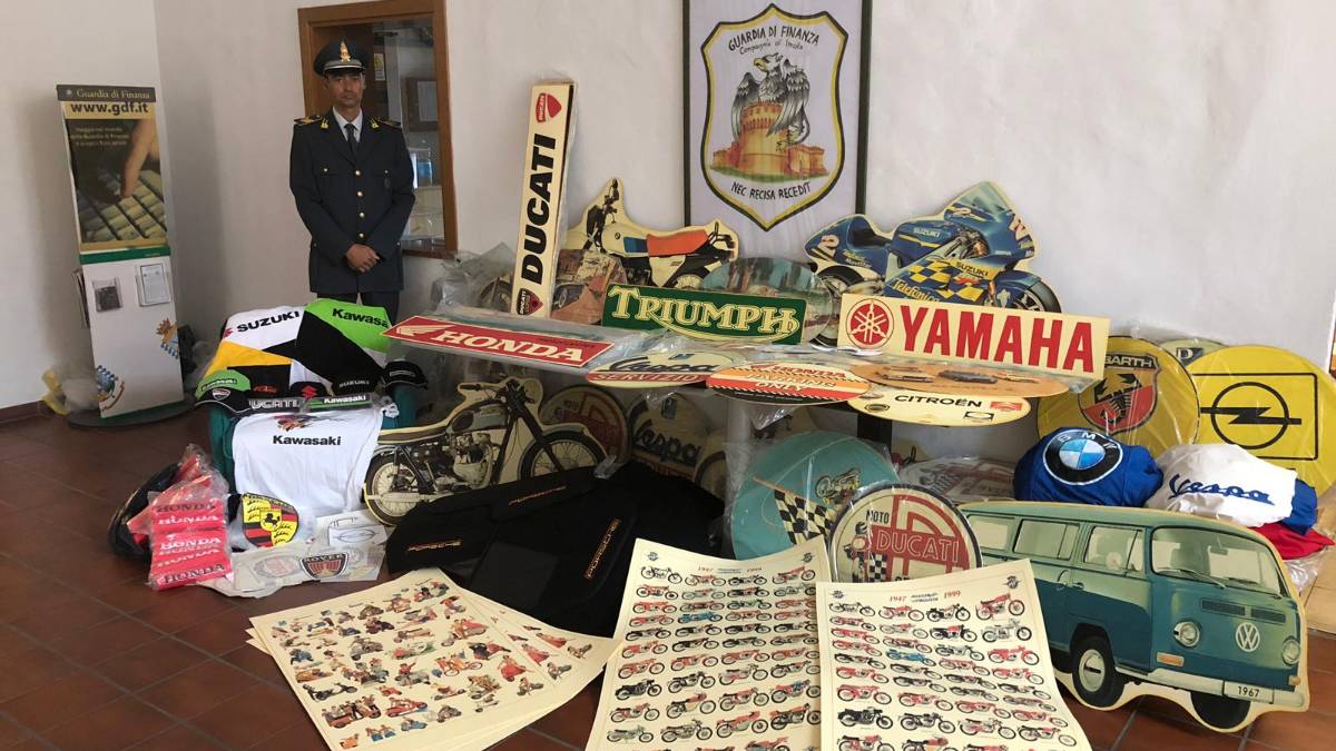 Imola, la Finanza sequestra 1.500 gadget contraffatti al Crame VIDEO