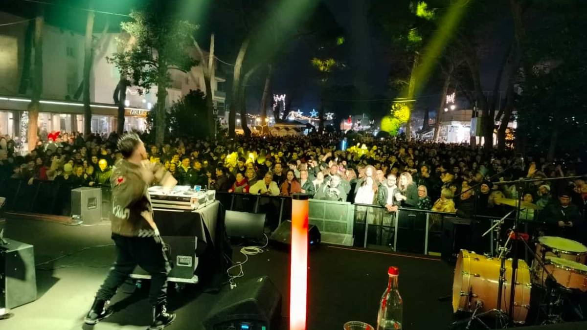 Un dj 19enne incanta la piazza di Riccione a Capodanno - VIDEO GALLERY