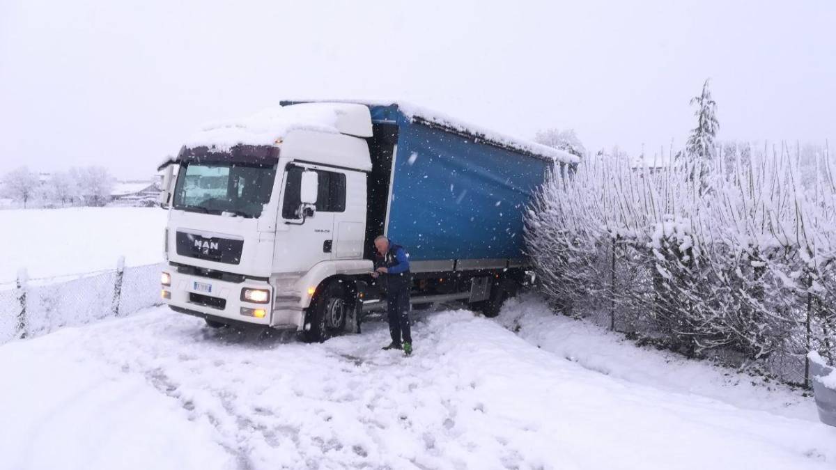 Neve a Savignano, autoarticolato fuori strada