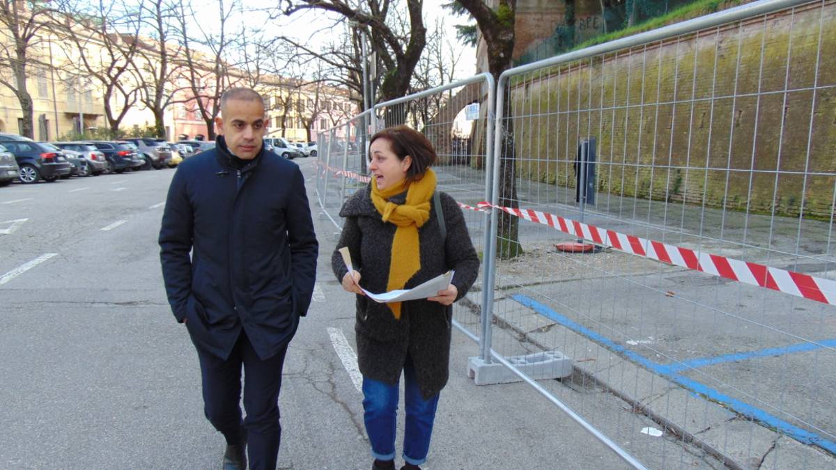 Cesena, viale Mazzoni: via le barriere architettoniche