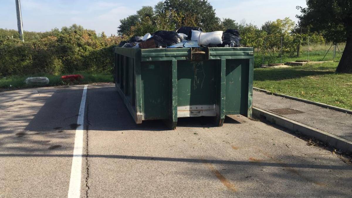 Forlì, un gigantesco container di rifiuti abbandonato nel quartiere Ronco