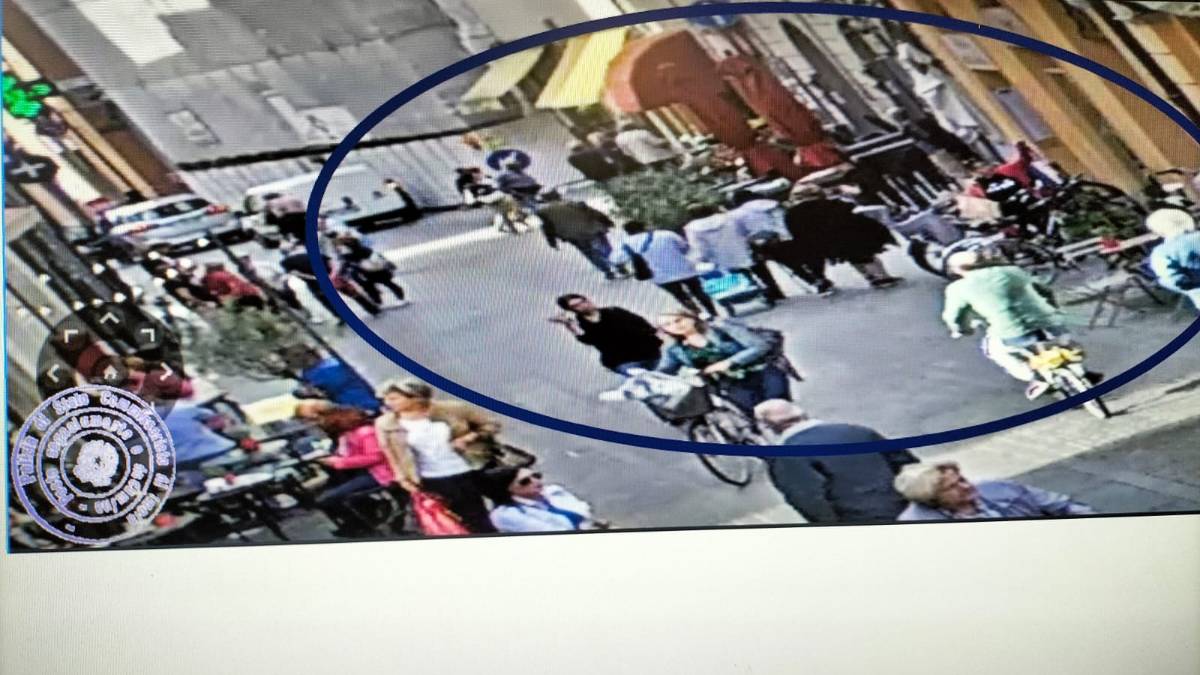 La Polizia ferma due borseggiatrici in azione al mercato di Imola