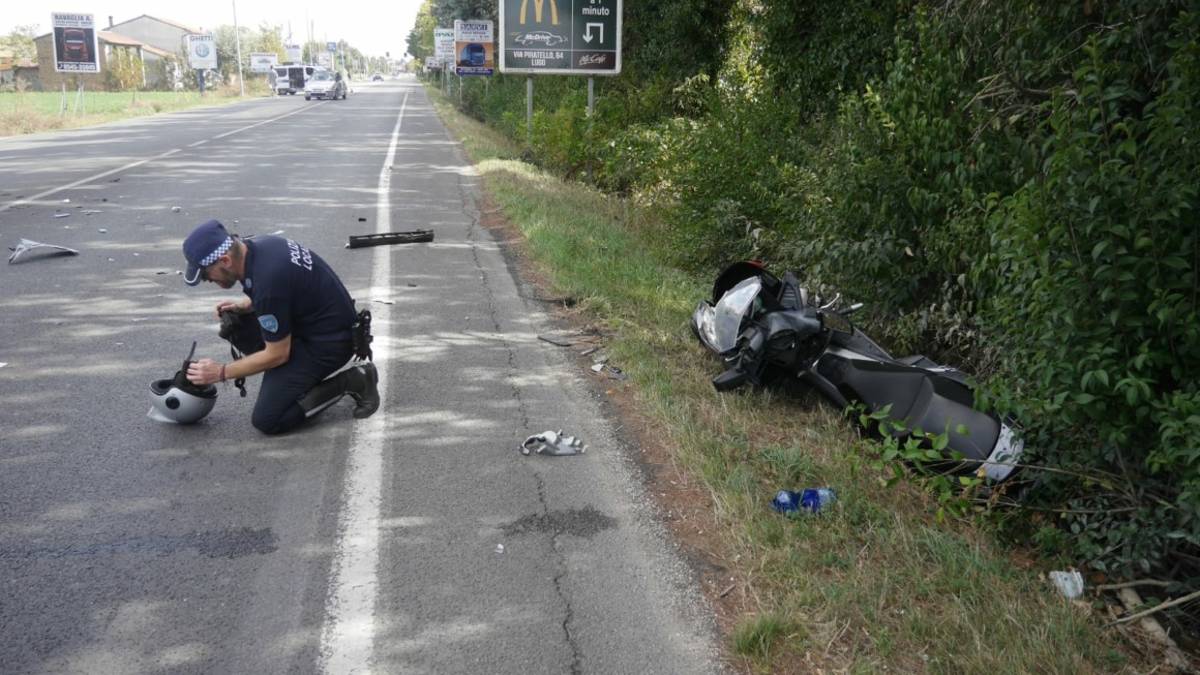 Lugo, incidente: sbalzati dallo scooter, una bambina di 10 anni e un uomo in ospedale