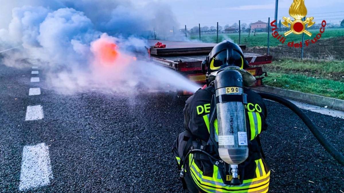 Rimini. Incendio in autostrada: a fuoco il rimorchio di un camion. IL VIDEO