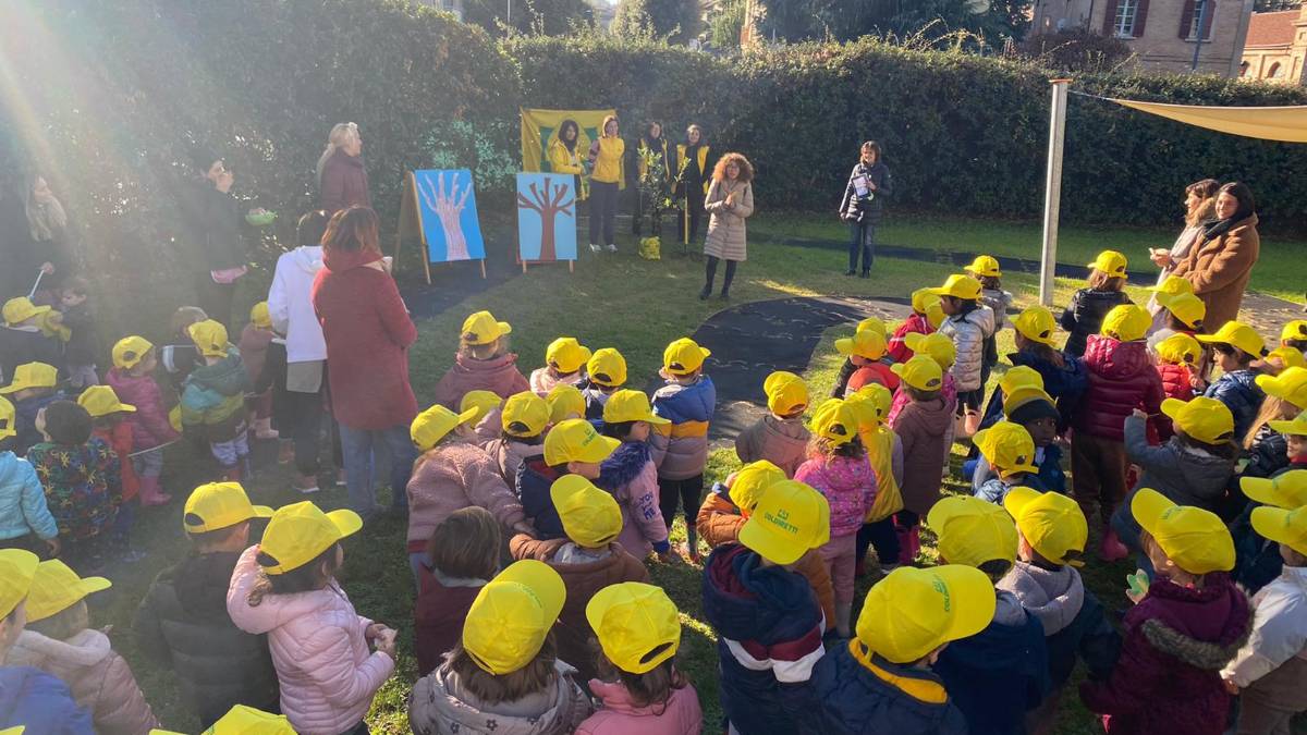 Cesena, un corbezzolo piantato dai bambini della scuola Sangiorgi