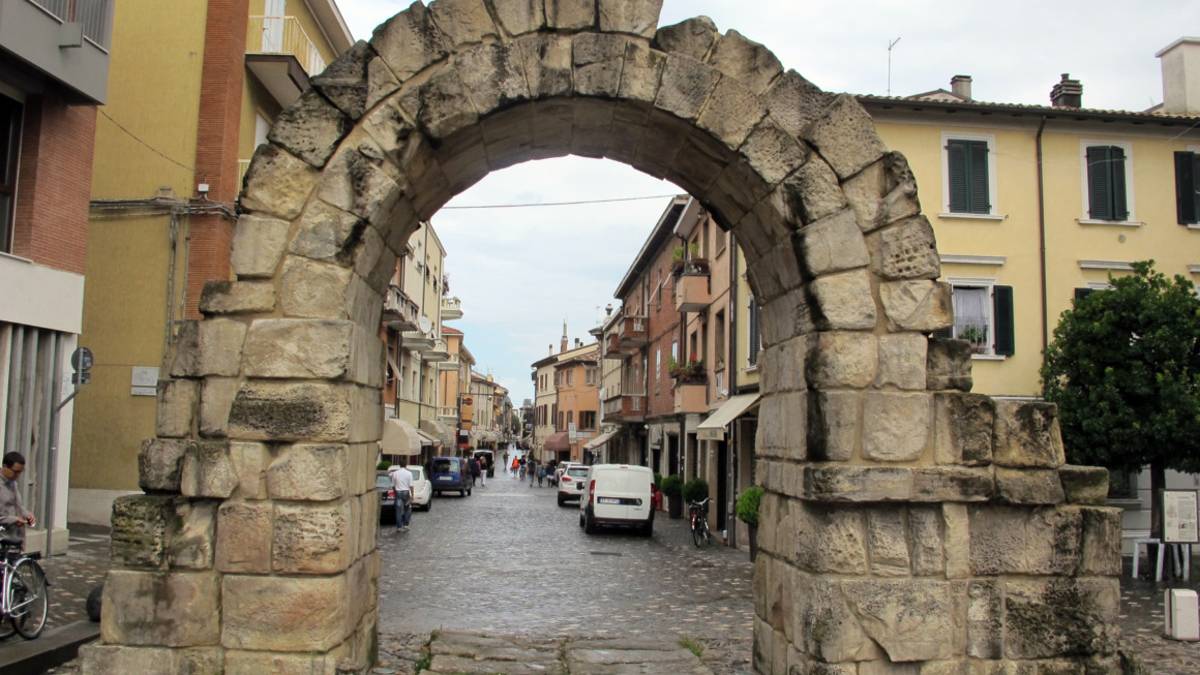 Rimini, dodicenne insegue e acchiappa il ladro che aveva appena derubato la nonna