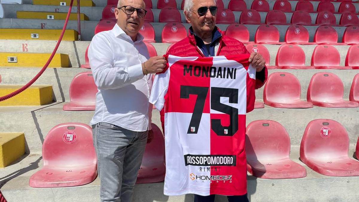 Calcio C, da 75 anni allo stadio a vedere il Rimini: premiato il super-tifoso