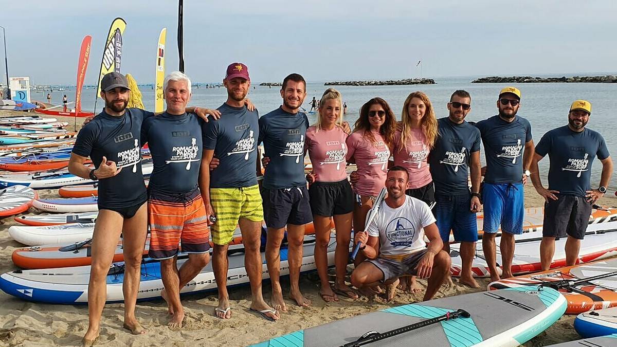 Alba in sup per 300 persone a Bellaria Igea Marina
