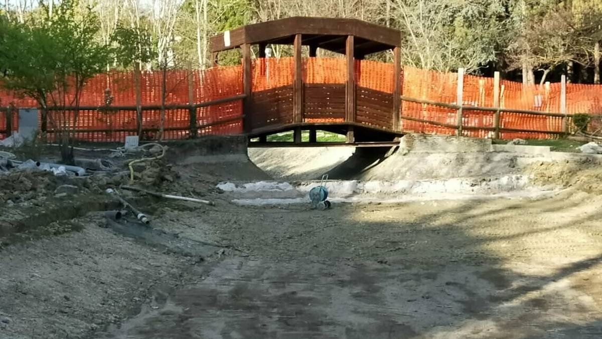 Riccione, geomembrana al laghetto del Parco della Resistenza