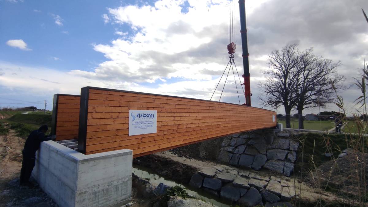 Cesenatico, ciclovia Pisciatello: posata la terza passerella