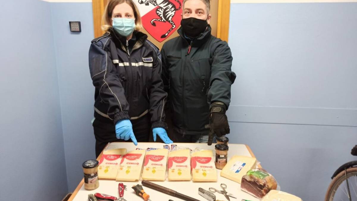 Rimini, scippo violento: donna rovina a terra