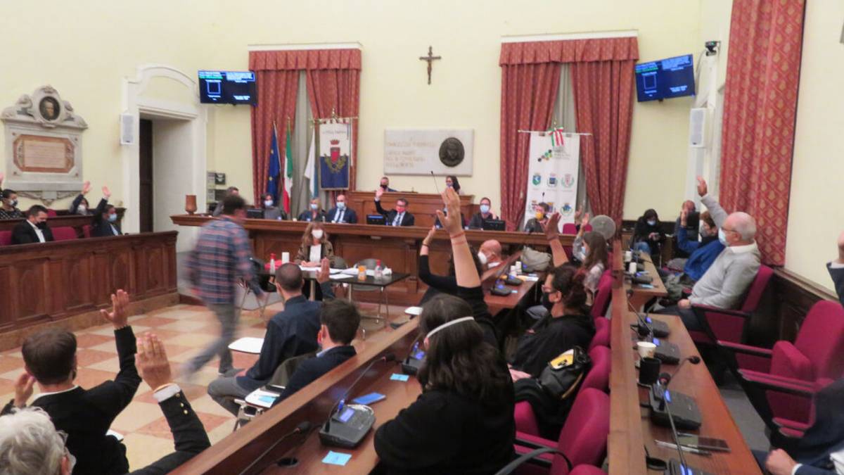Faenza, consiglio, Bosi presidente