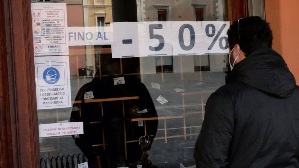 Imola, saldi al via. Negozianti: Lavoriamo in svendita da un anno