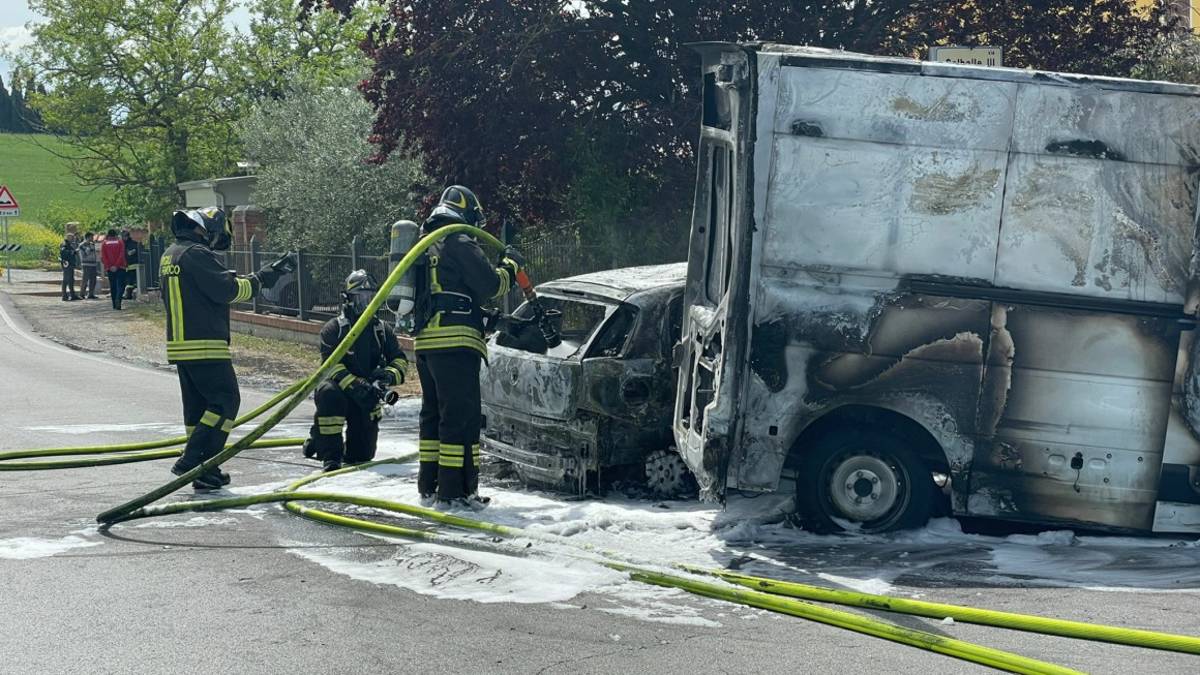 Savignano, incendio dopo l'incidente tra Punto e furgone
