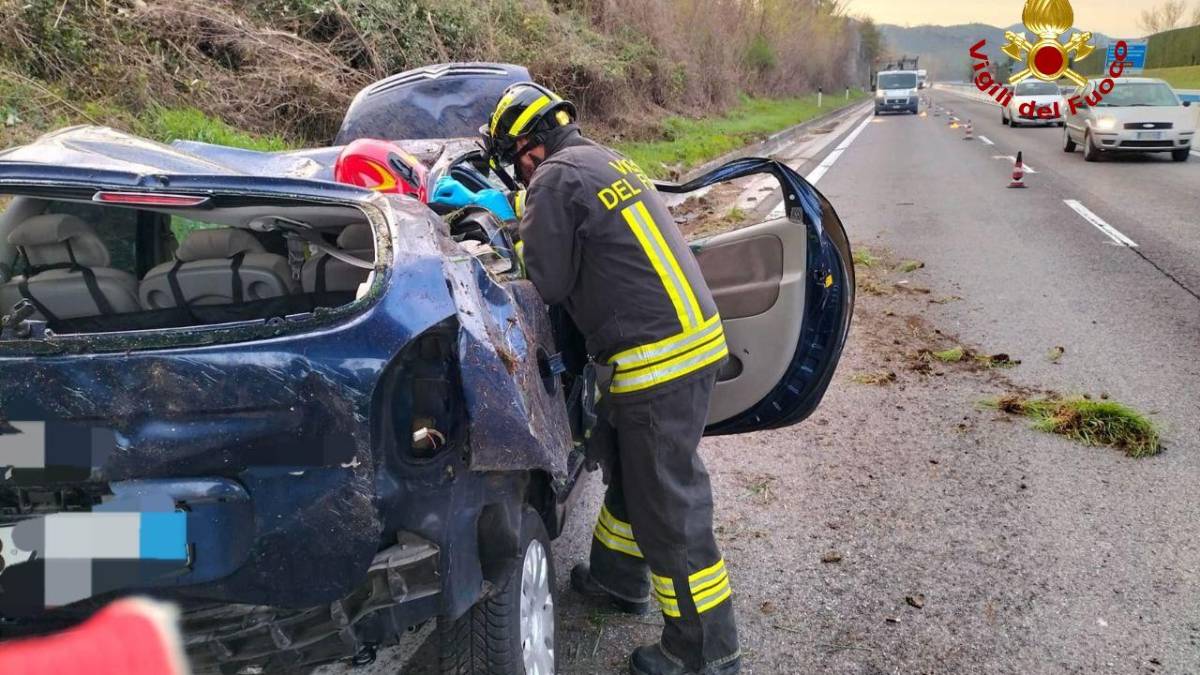 Si rovescia con l'auto sulla E45: ferito un 32enne di Verghereto