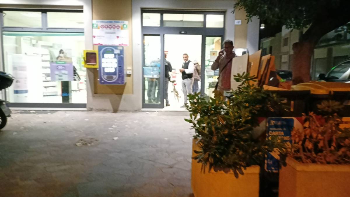 Armato di coltello rapina farmacia ma perde il bottino durante la fuga