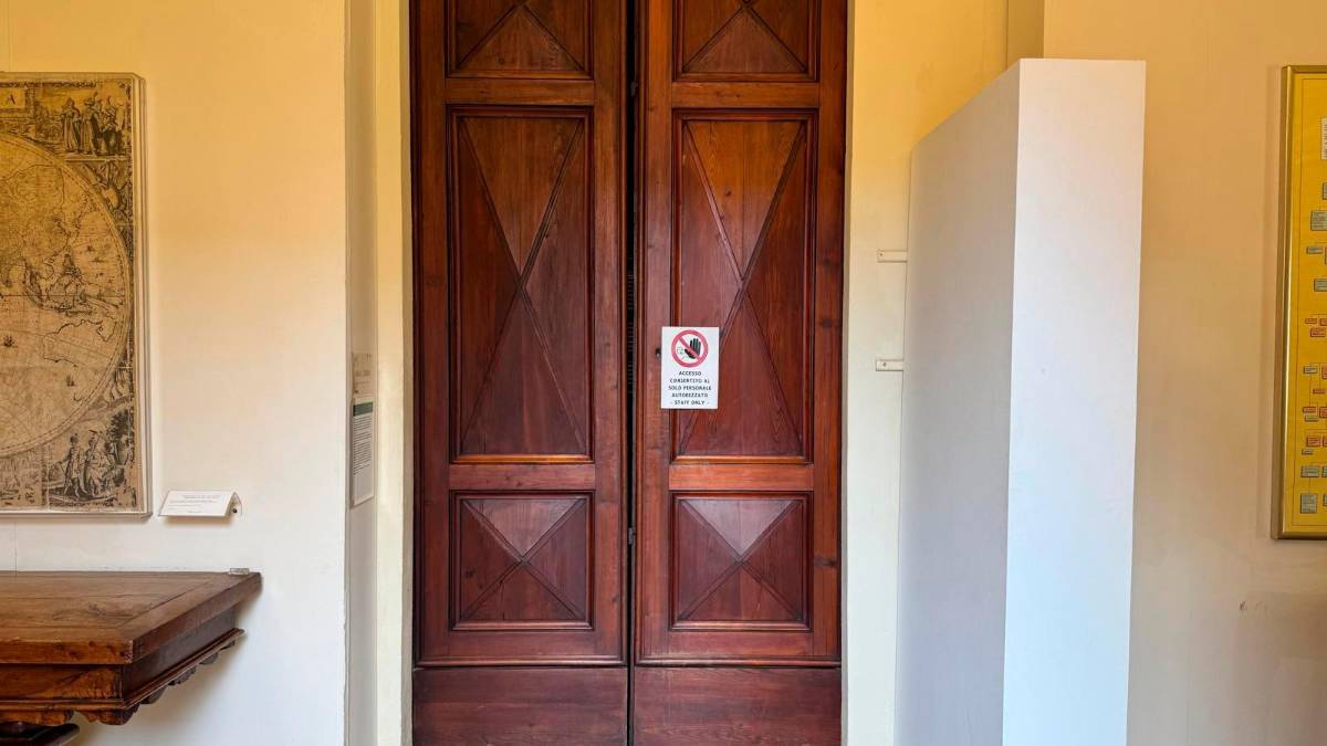L’avviso di divieto di entrata nella Sala Lignea della Malatestiana