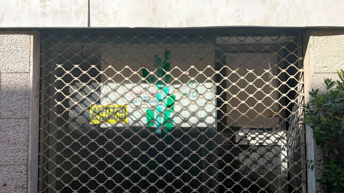 Uno dei tanti negozi chiusi del centro storico