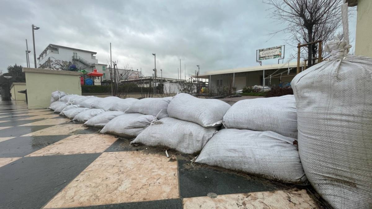 Cesenatico, difesa militare contro le mareggiate: 700 sacchi di sabbia per proteggere Valverde VIDEO