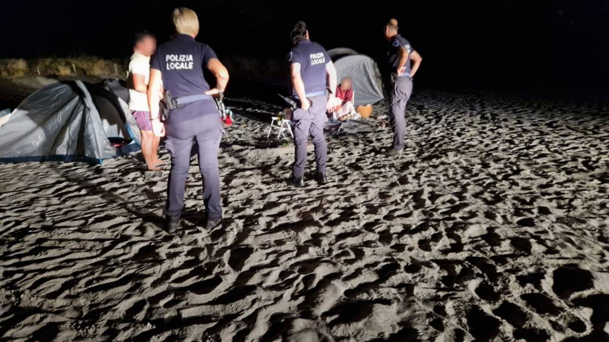 Ravenna. Campeggio e falò sulla spiaggia libera di Lido Adriano: quattro persone multate