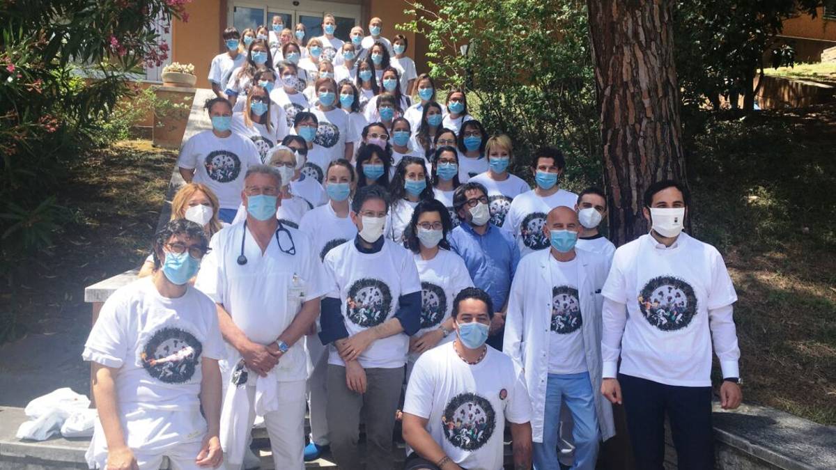 Coronavirus: maglietta commemorativa al Bufalini di Cesena
