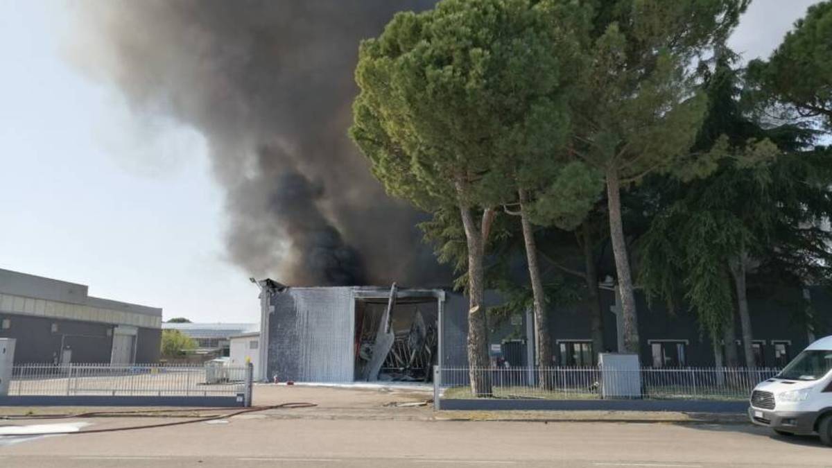 Forlì, incendio in una ditta