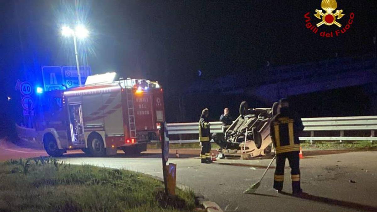 Forlì, incidente: auto si ribalta in via Mattei
