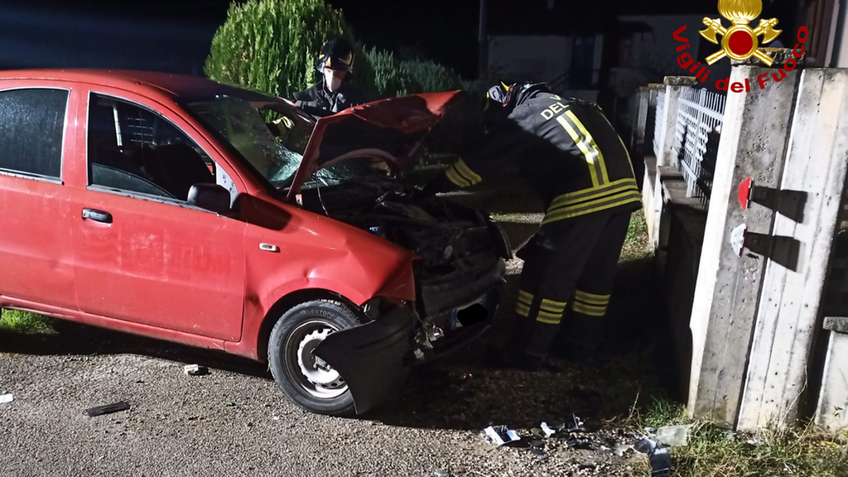 Galeata, auto contro un muretto: intervengono Vigili del Fuoco ed elimedica