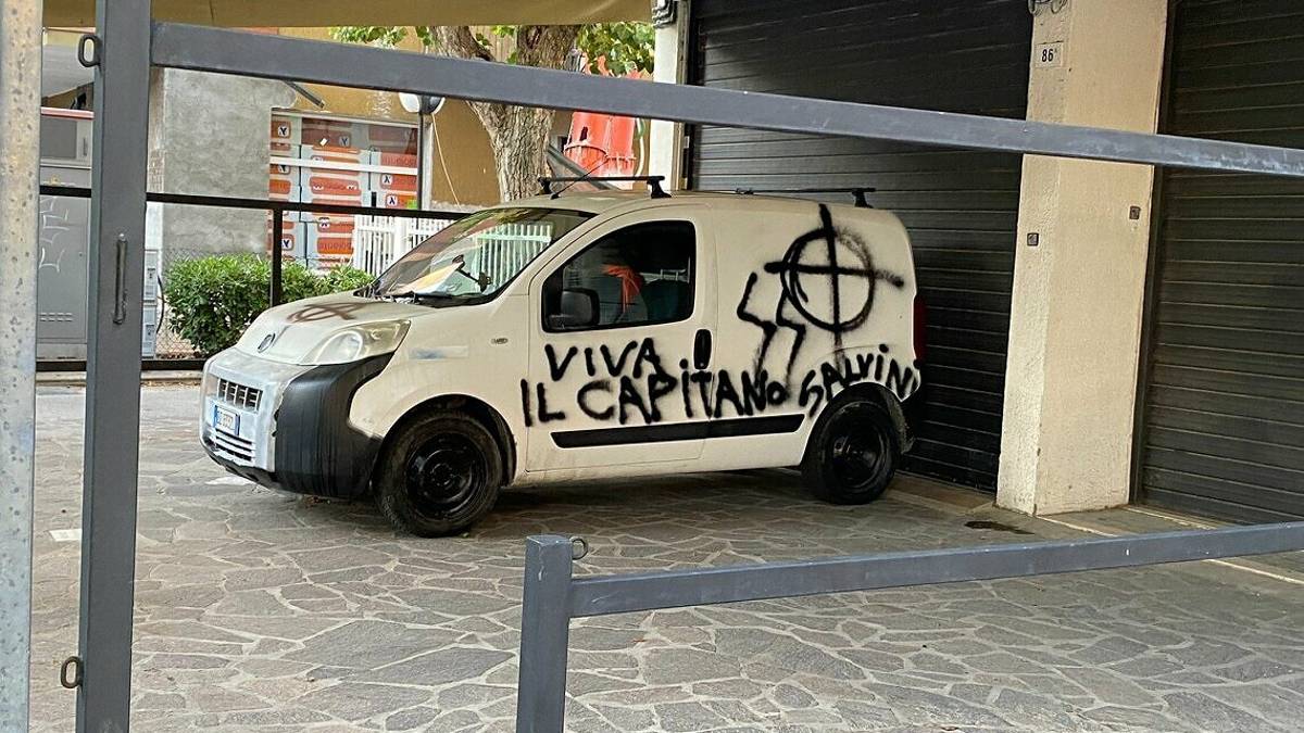 Rimini. Furgone imbrattato con svastiche e viva Salvini