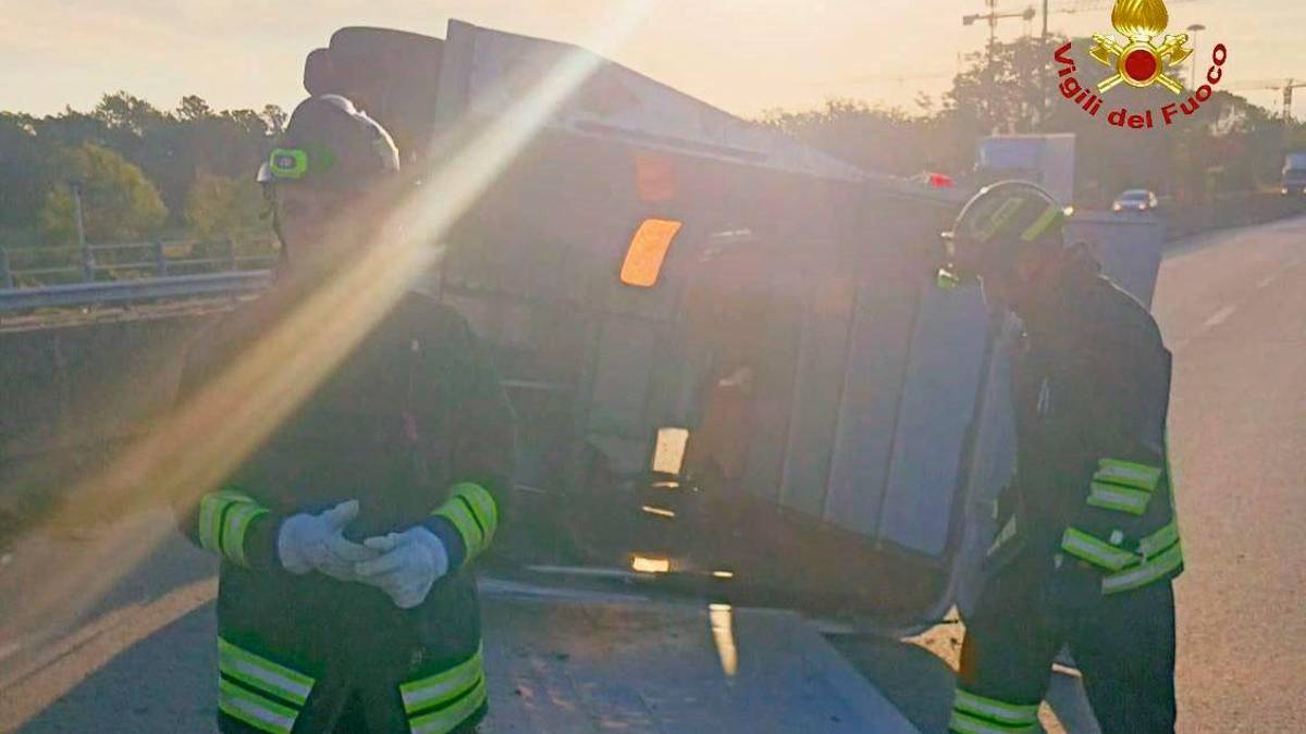 Cesena. Si ribalta un trailer per trasporto cavalli, Secante chiusa