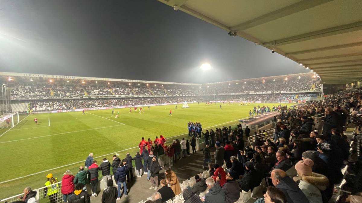 Calcio C, multa al Cesena per lancio di bicchieri di plastica, impunite le bombe carta lanciate dai tifosi della Reggiana