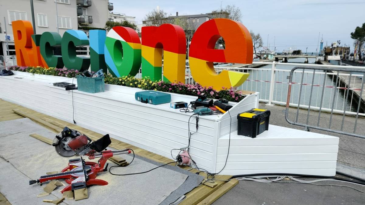 Riccione, pulizie di Pasqua verso le feste - Gallery