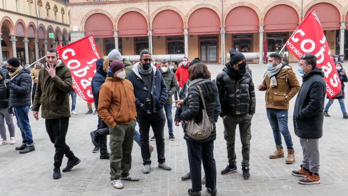 Imola, picchetto dei lavoratori della Timelog sotto al Comune VIDEO