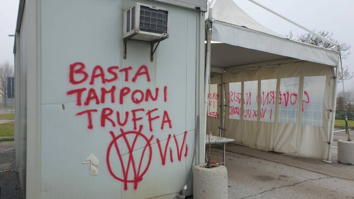 Lugo, scritte no vax al Drive through